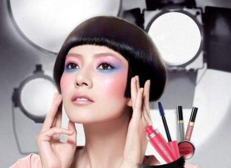 化妆师化妆技巧教程视频,夏天化妆不脱妆简单的技巧与步骤