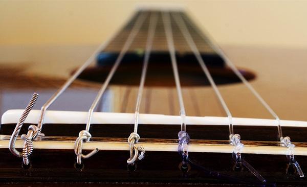 弹吉他手疼吗,弹吉他右胳膊疼怎么办