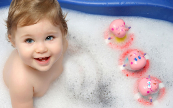 宝宝每次洗澡都哭闹怎么回事,新生儿洗澡和换尿布哭闹很厉害