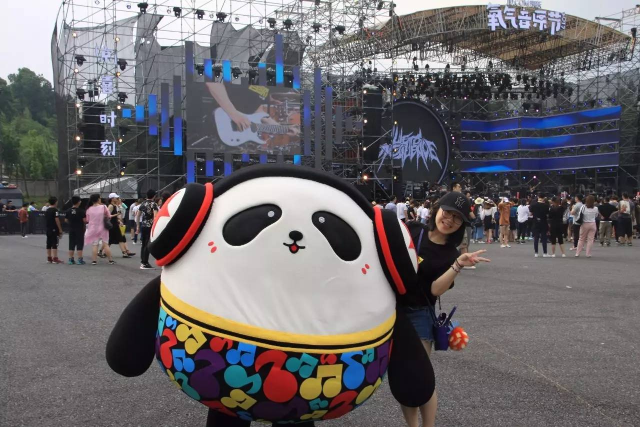 麦克熊猫首现氧气音乐节萌翻人群嗨不停