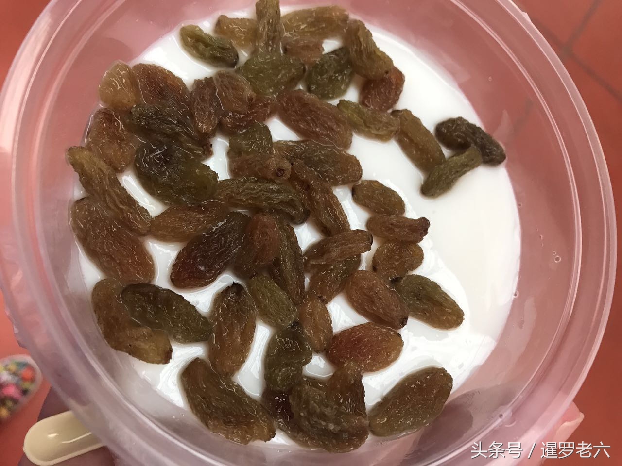 广州天桥摆地摊钵仔糕,广州街边透明钵仔糕