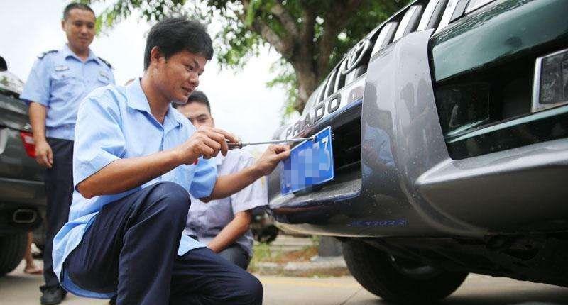 车牌照螺丝没上齐扣分吗,车牌照只装两个螺丝被扣12分