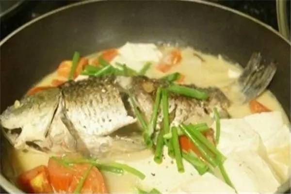 清炖鲫鱼怎么做给孩子吃才有营养,家常炖鲫鱼正宗做法