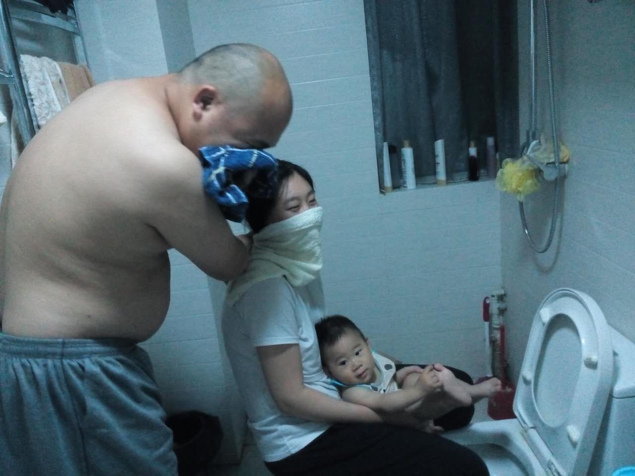 把娃脸朝下扔在马桶里 (把娃脸朝下扔马桶里)