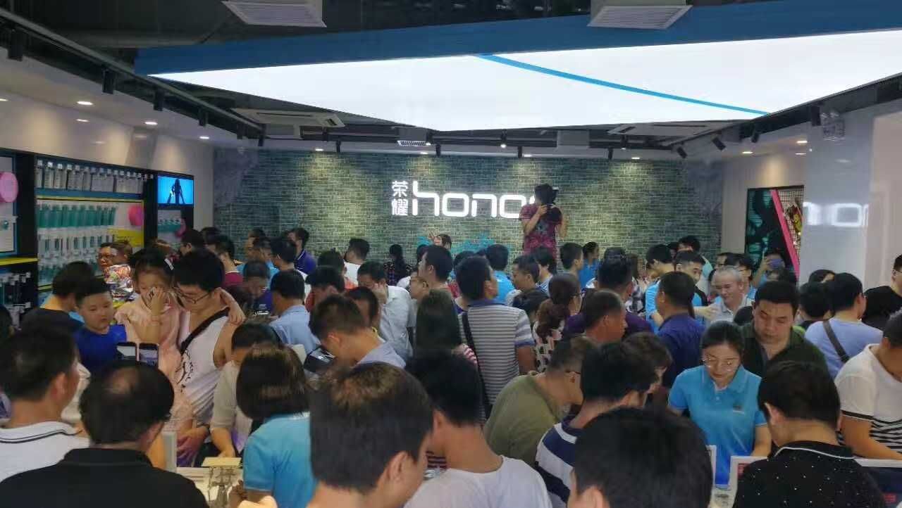 这个手机品牌在深圳开了一家店火爆程度超出想象！