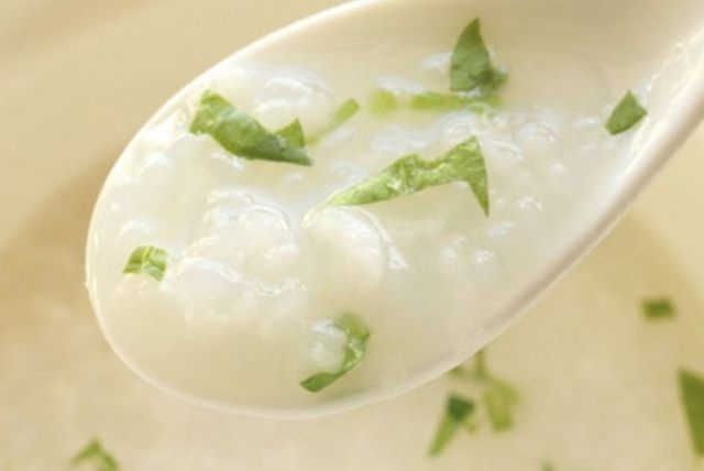 经常鼻痒打喷嚏多半是过敏性鼻炎，喝粥可治！5个小偏方收好！