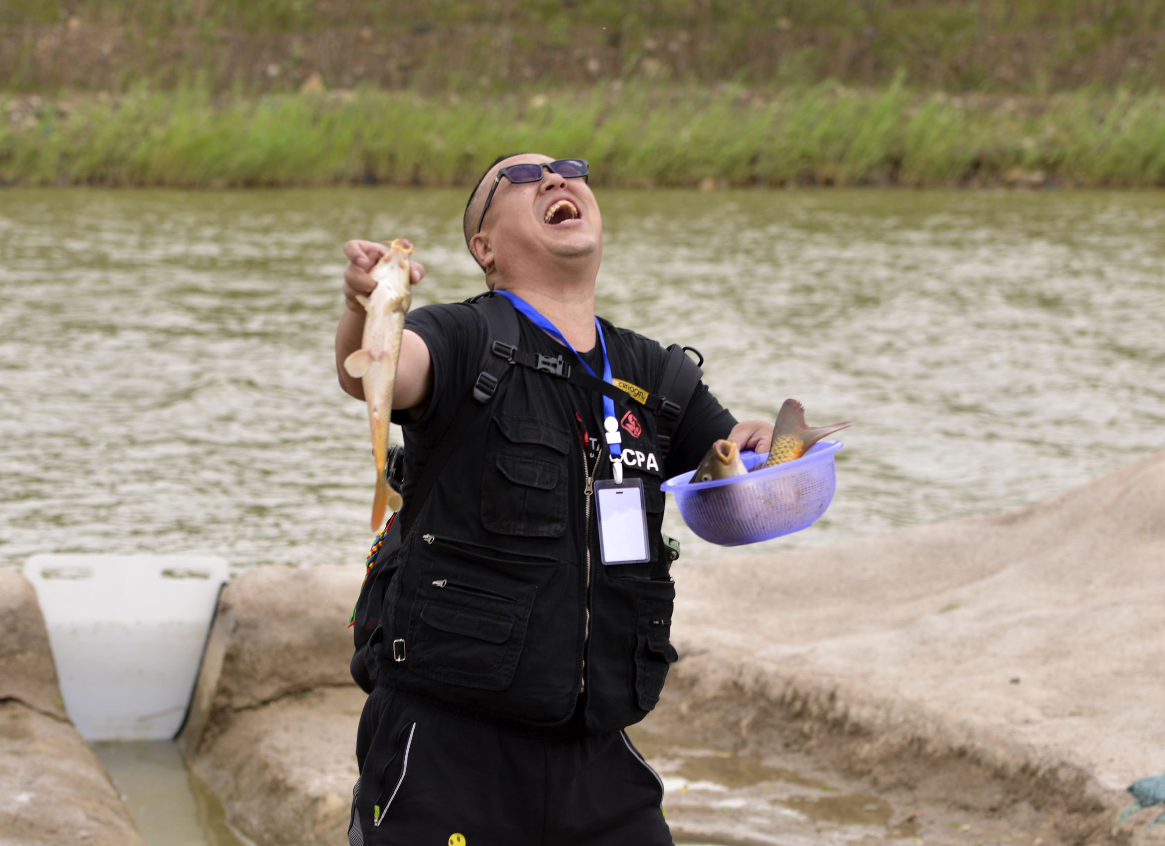 捕鱼捉到螃蟹,出海捕鱼和赶海哪里好玩