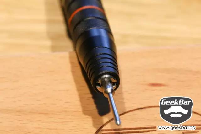 一套12合一的螺丝刀,一套小的螺丝刀