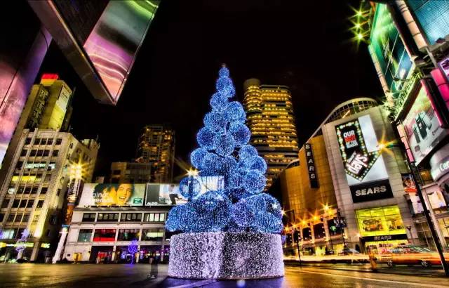 她们穿红绿过圣诞,你就穿白色,不脱颖而出才怪!