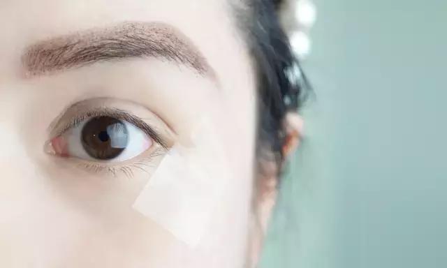 奥黛丽赫本妆教程,如何化妆赫本妆