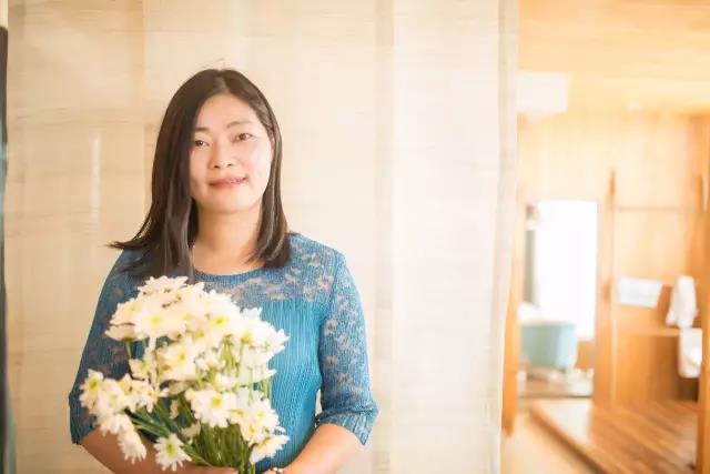 她离开城市回到故乡造了一个卖蛋糕咖啡的公益图书馆