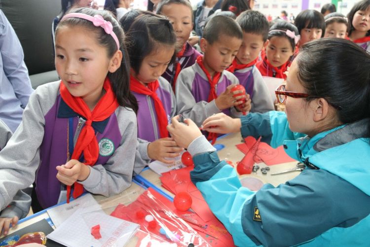西宁市康南园山小学第二届“美艺相伴”艺术节之科技艺术体验活动