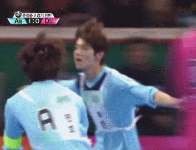 鹿晗球场飞吻单指双指,鹿晗跑男踢球飞吻哪一期