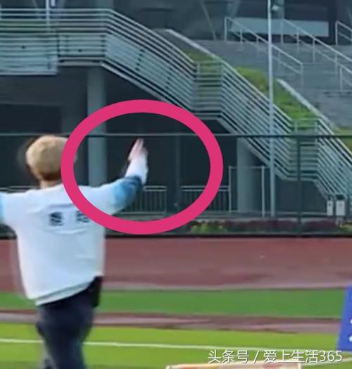 鹿晗粉丝疯狂举动,粉丝对鹿晗的疯狂举动