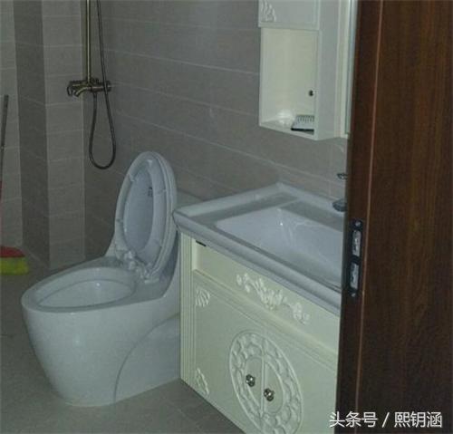 安装马桶被要求抬走旧的怎样处理,装修马桶移位返工