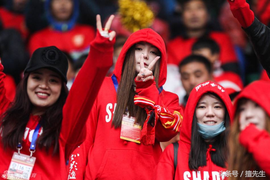 球迷现场放烟花,球迷放鞭炮