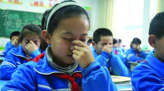 戴隐形眼镜对眼睛有什么影响,隐形眼镜怎样佩戴才不伤眼