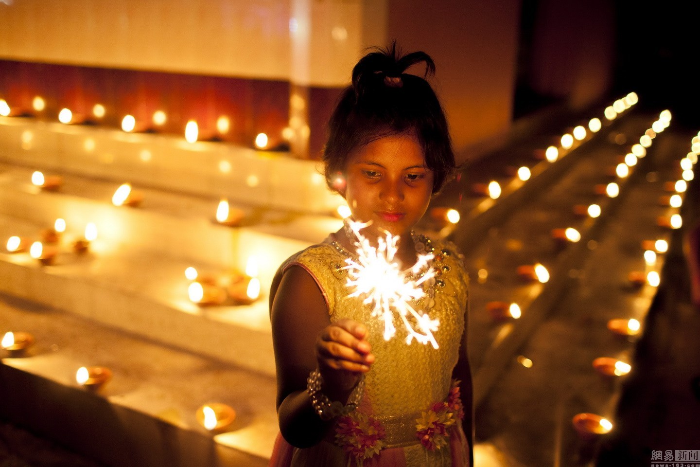 电灯出现前人类如何照明：印第安人点燃三文鱼当蜡烛，苏格兰人烧海燕鸟照明