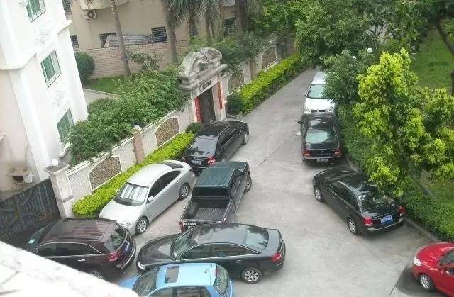 小区里乱停车挡道然后被锁了,小区里乱停车导致道路窄怎么举报