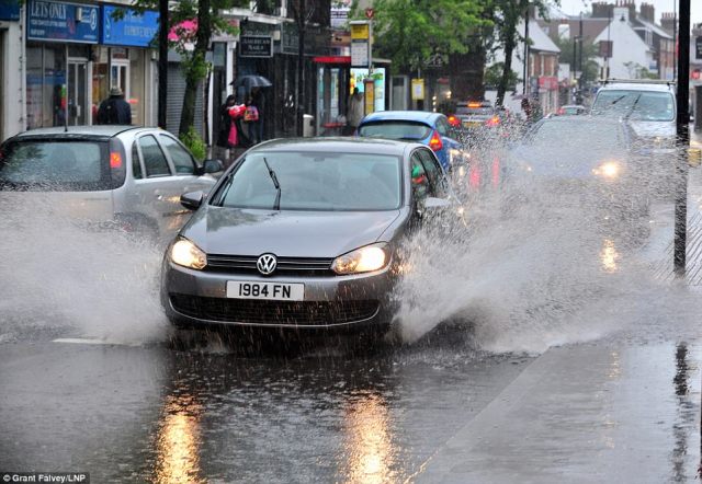 英国人的雨伞，誓死要跟最近的狂风暴雨杠上了