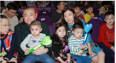 香港女首富甘比进化史,香港女首富甘比的逆袭之路