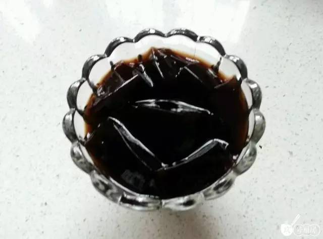 龟苓膏甜品教程,自己做的龟苓膏芋圆甜品很成功