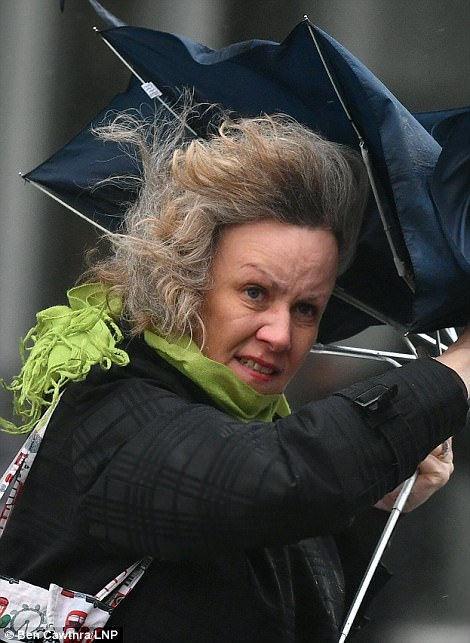 英国人的雨伞，誓死要跟最近的狂风暴雨杠上了