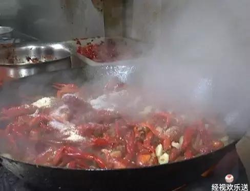 湖北潜江五七油焖大虾火爆场面,正宗潜江五七油焖大虾荆州店