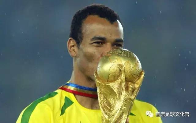 世界足坛大满贯分别是哪几位,世界足球大满贯有几人