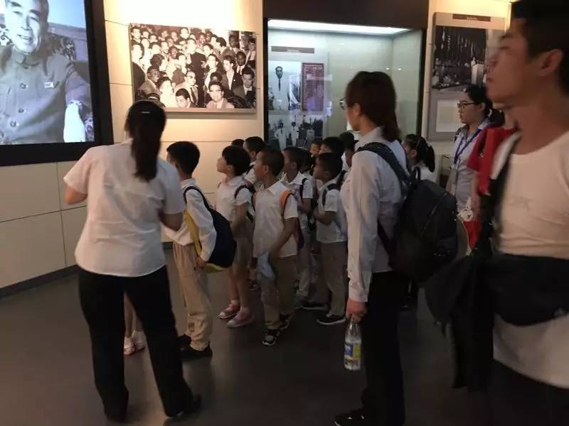 回忆一年级的时候我加入了少先队,光荣地加入了少先队