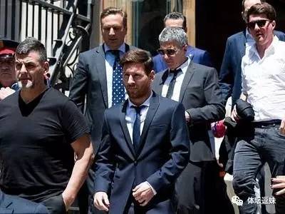 曼联拄拐领奖,撒花庆祝视频完整版