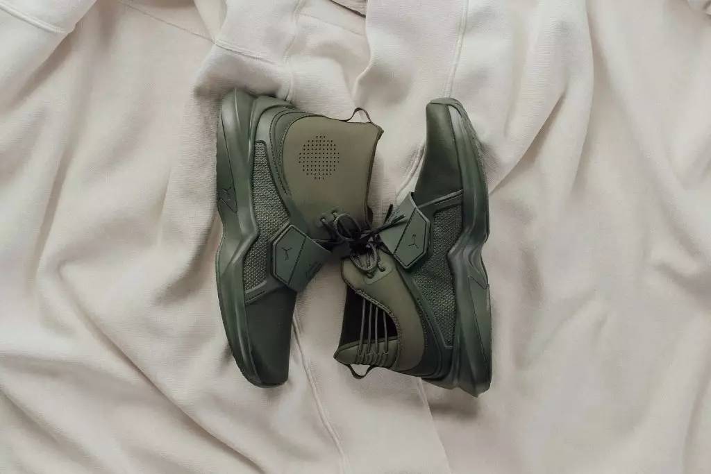 “看到这4双联名球鞋,就知道贫穷没有抛弃我”