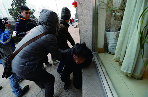 调查：医院号贩子月薪7、8万