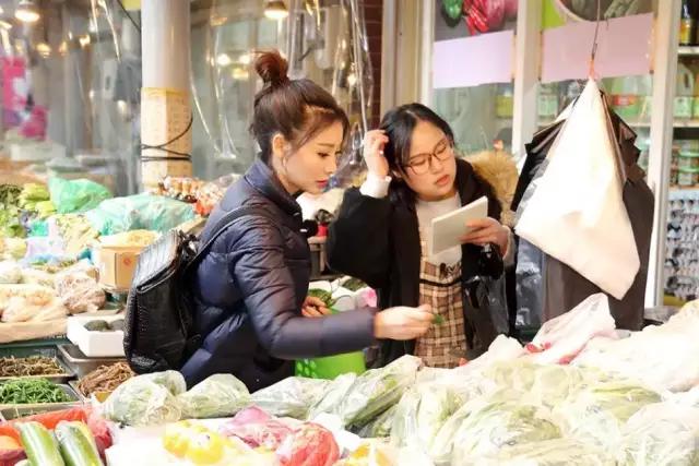 买菜斤斤计较背后却是个狠人,买菜都斤斤计较的人没出息