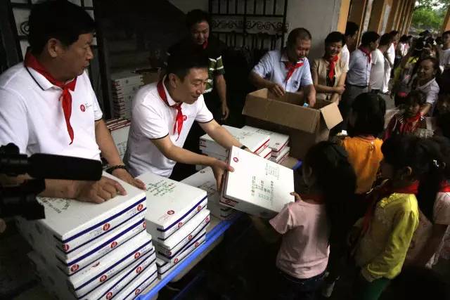 老师给孩子们过六一,小孩们过六一是怎么过的呢