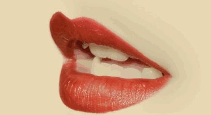 用完口红嘴唇起死皮怎么救,口红粘牙齿什么原因