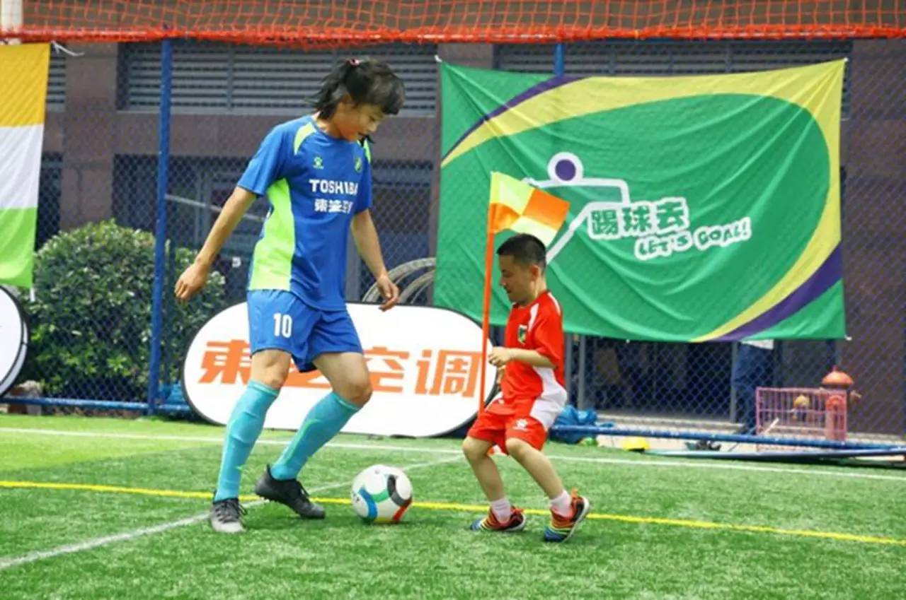 有个爱看球的爸爸,有个爱踢足球的爸爸