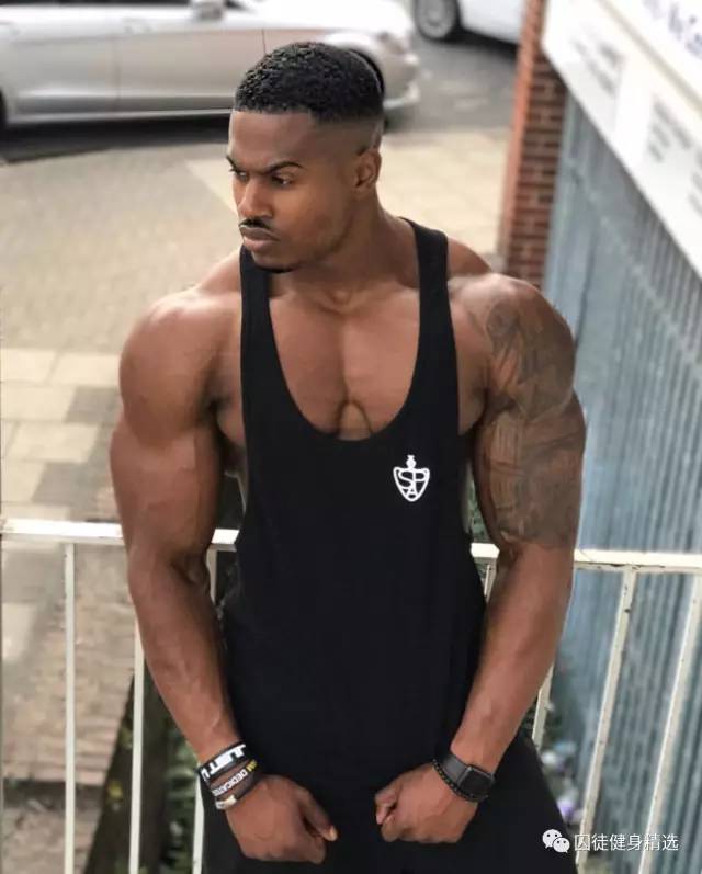 用雕刻刀雕刻动物,用木头雕刻熊猫