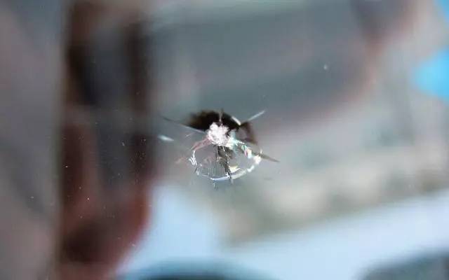 挡风玻璃被砸个坑怎么修复,挡风玻璃砸个坑要紧吗