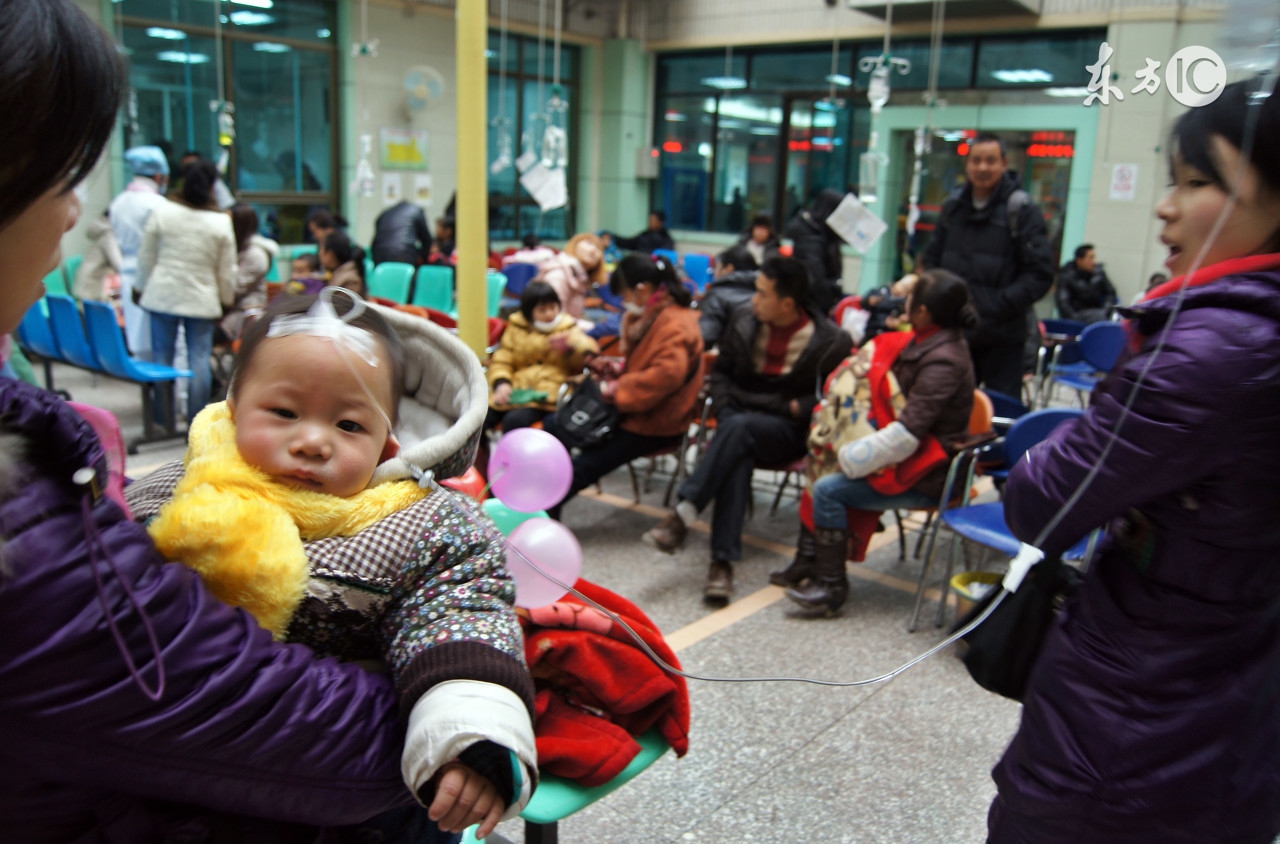 孩子高烧不退需要输液吗,孩子高烧不退要不要盖被子