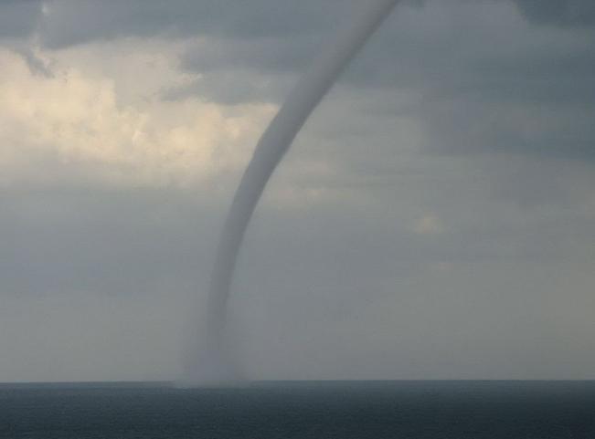 广东海边现龙吸水奇观水柱窜云霄,广西北海水面现龙吸水奇观