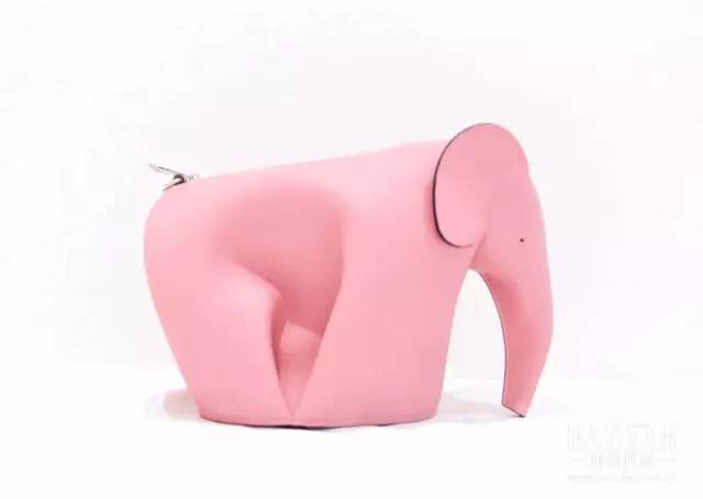 带“大象”上街，牵“骆驼”溜马路！有没人管呀？