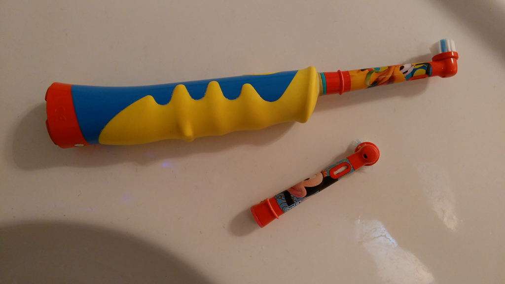 为何孩子蛀牙补完又补？选择合适的牙刷时刻注意口腔卫生