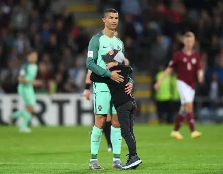 中场与c罗合影小球迷发声,小球迷冲场拥抱c罗后成功合影