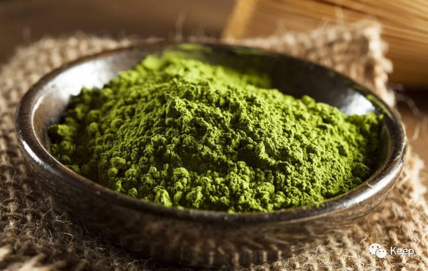 早上喝蜂蜜水还是盐水对便秘好,早上空腹喝蜂蜜水好还是淡盐水好