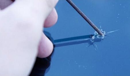 汽车玻璃被小石子砸了个洞怎么办,汽车挡风玻璃被小石子砸了怎么办