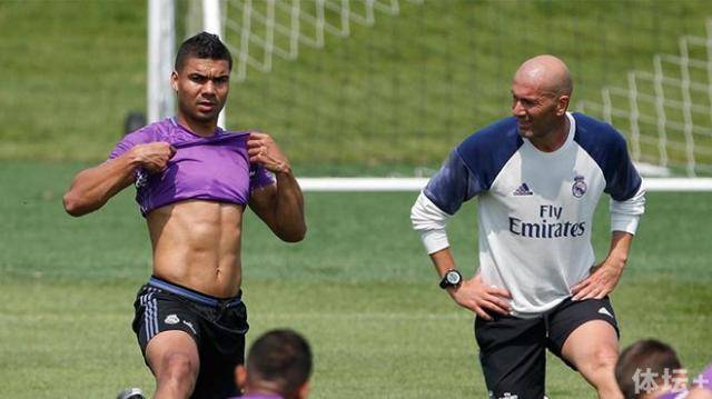 卡塞米罗走向莫德里奇,卡塞米罗转身皇马由守转攻