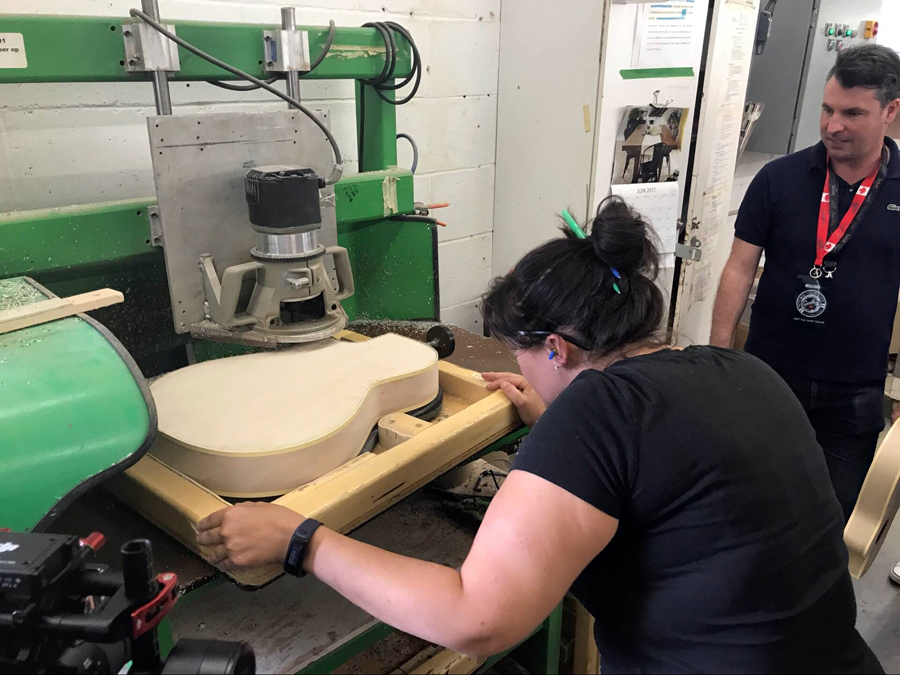 极速快报:弘力乐器2017加拿大Godin吉他工厂参观第一天