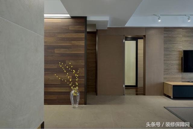 新家装修好了夸装修师傅们的视频,1.5米客厅地面砖错位贴好看