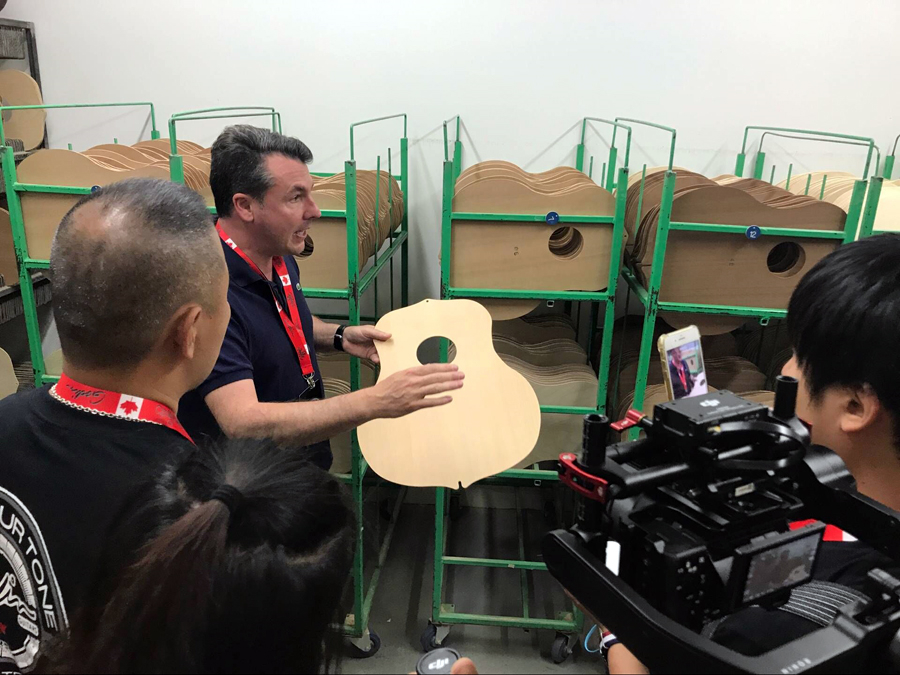 极速快报:弘力乐器2017加拿大Godin吉他工厂参观第一天